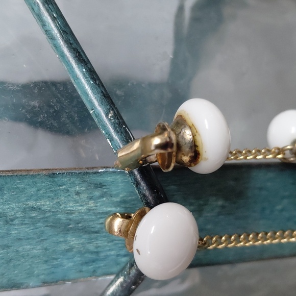 Vintage White and Gold Dangle Clip On Earrings - Picture 3 of 5